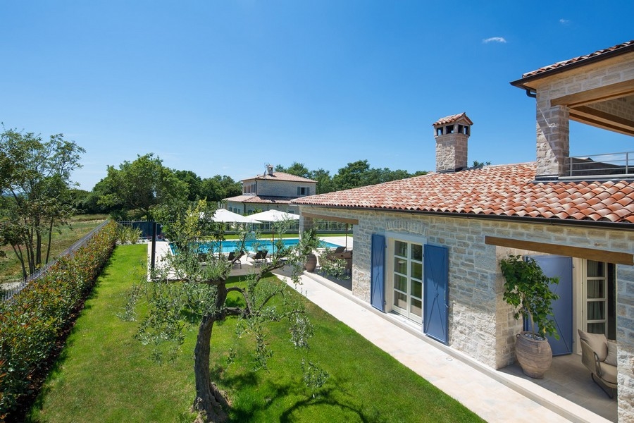 Vue aérienne d'une villa en pierre avec piscine à Kanfanar, Istrie
