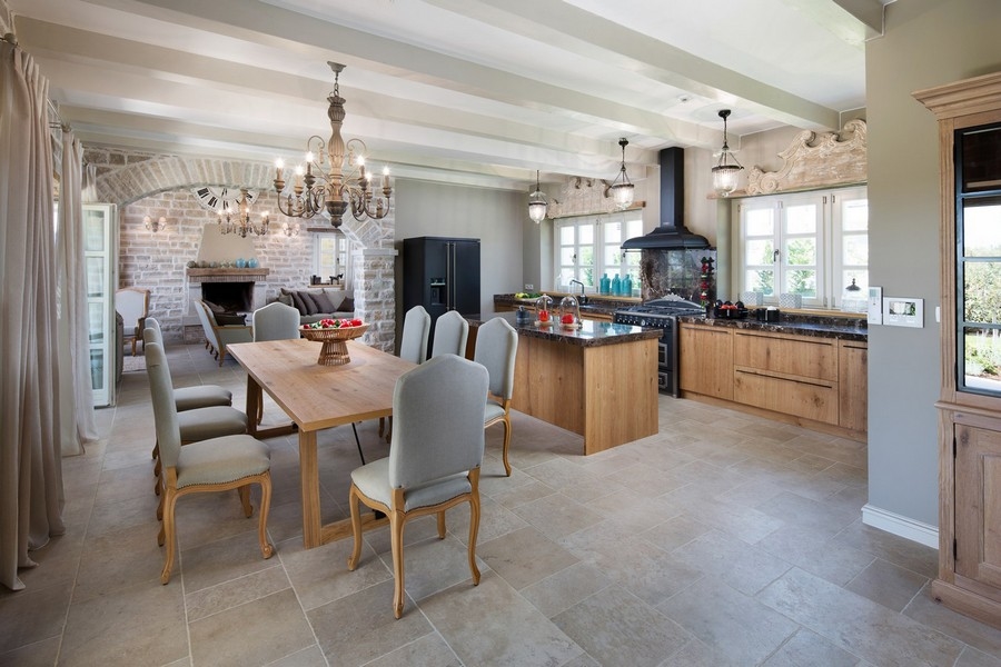 Cuisine rustique de villa avec table en bois et lustre en Istrie