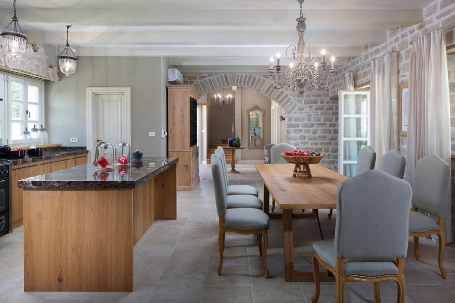 Cuisine avec îlot de cuisson et séjour ouvert dans une villa de Kanfanar