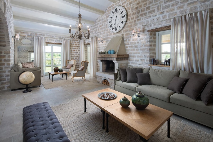 Salon avec cheminée et décoration élégante dans une villa en Istrie