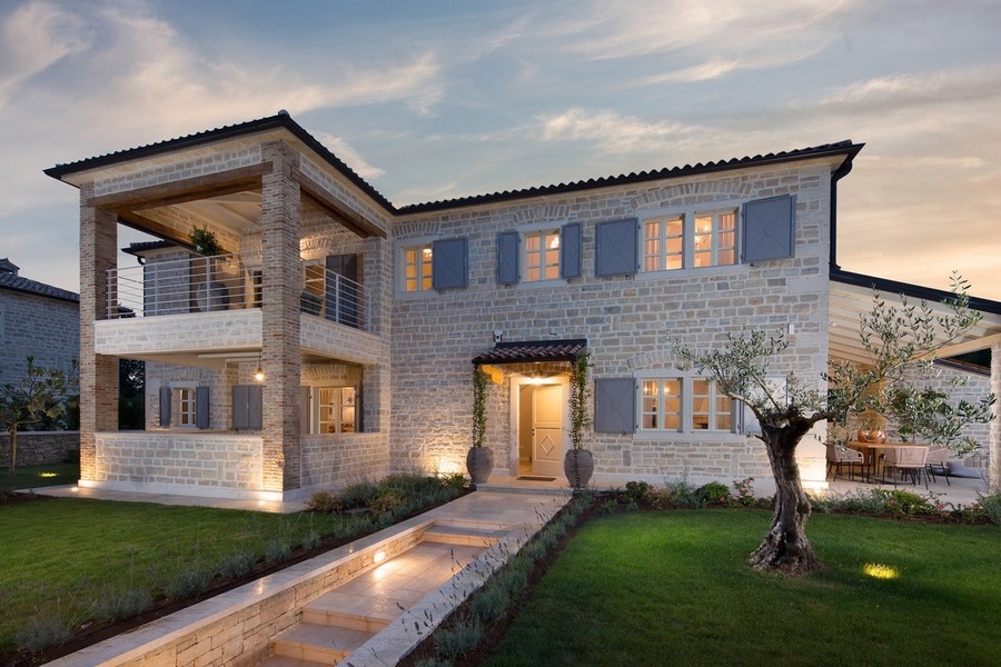 Villa de luxe à la façade éclairée au crépuscule à Kanfanar