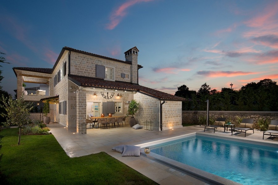 Villa avec piscine et espace repas au coucher du soleil à Kanfanar