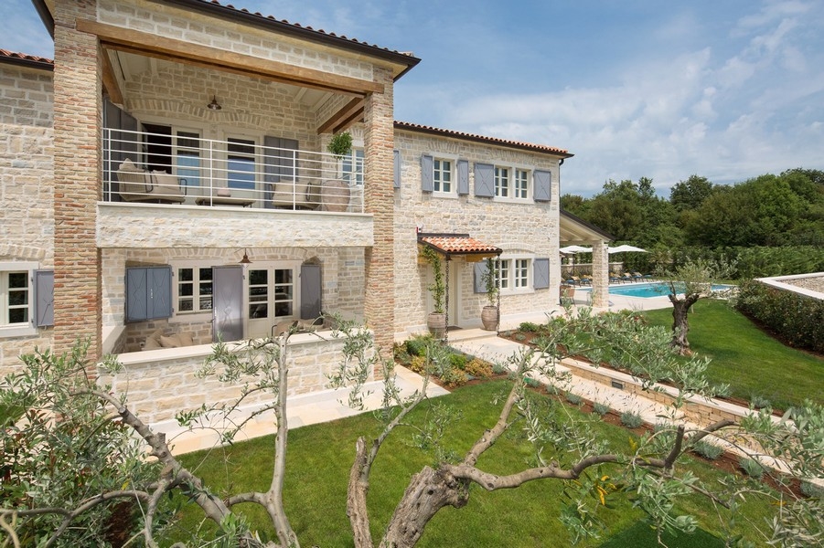 Villa avec balcon et oliviers dans le jardin en Istrie