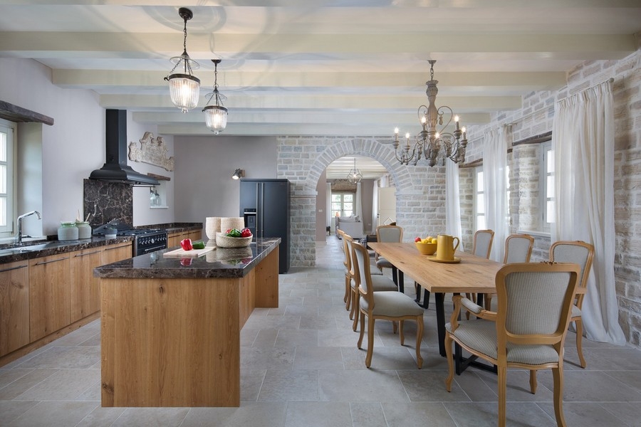 Cuisine moderne avec îlot en bois et table à manger, villa de Kanfanar
