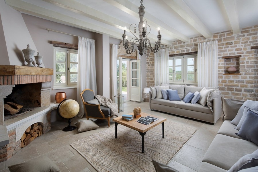 Salon avec cheminée et canapés dans une villa méditerranéenne en Istrie