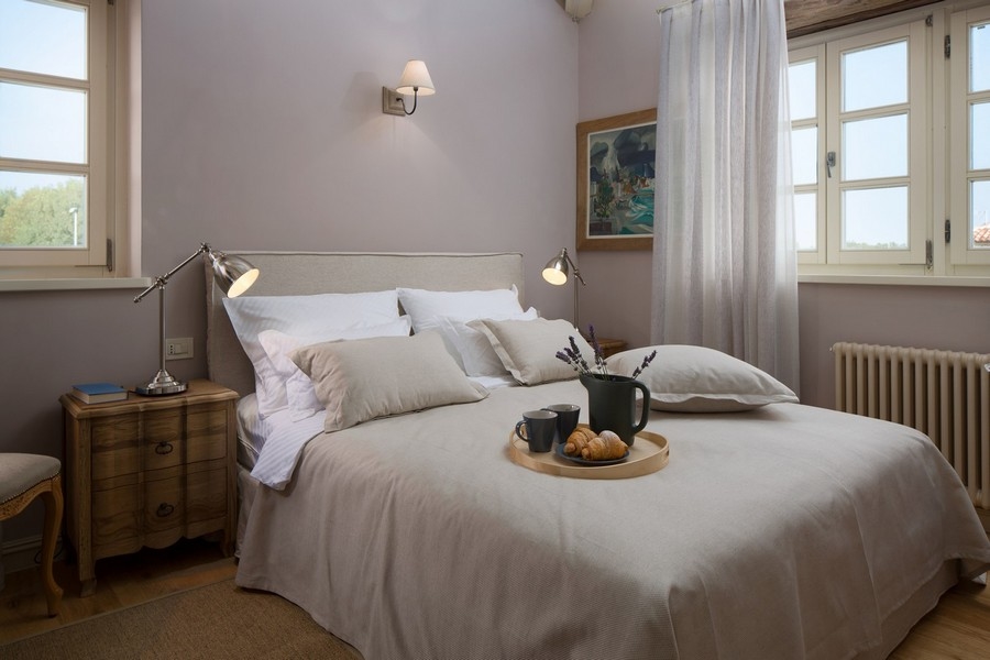Chambre avec lit double et lampes de chevet dans la villa