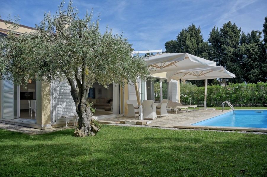 Maison idyllique en bord de mer en Istrie avec piscine et jardin - à vendre.