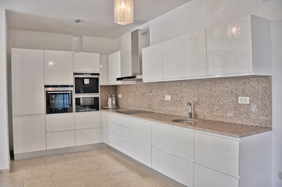 Cuisine moderne dans une maison en bord de mer en Istrie, à vendre.