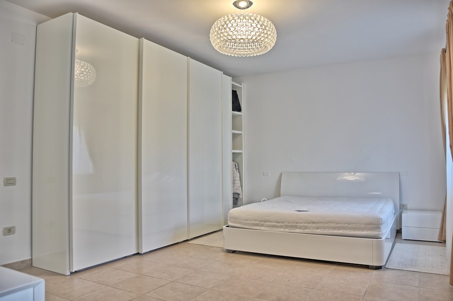Chambre minimaliste dans une maison en Istrie en bord de mer à acheter.