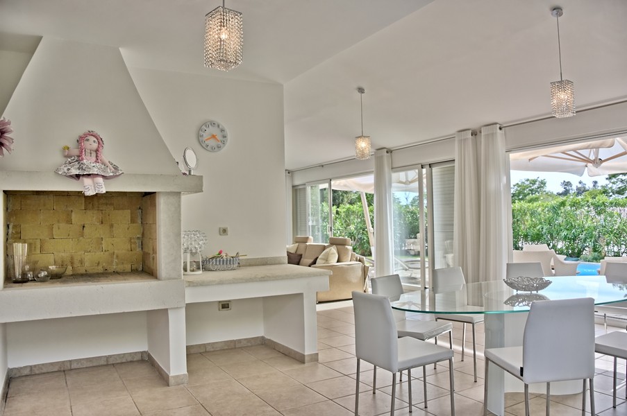Séjour et coin repas ouverts avec cheminée dans une villa en bord de mer en Istrie.
