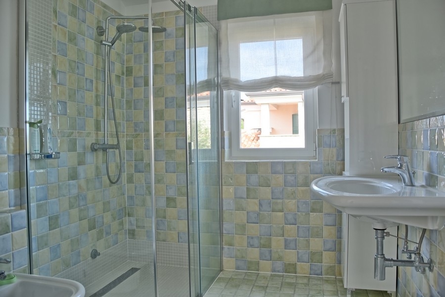 Salle de bains moderne avec douche dans une maison à vendre en Istrie.