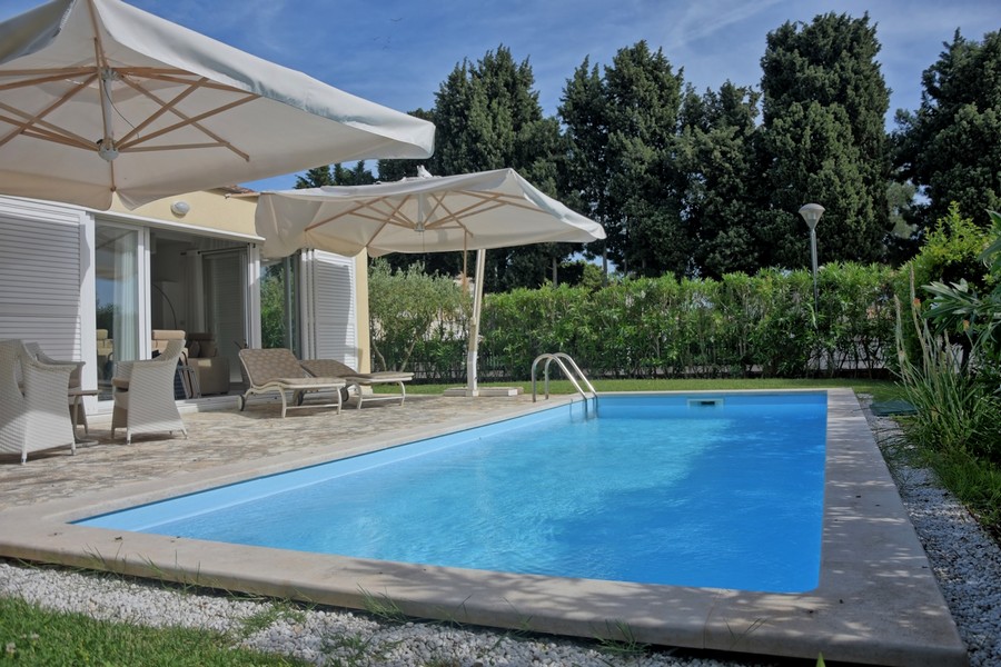 Élégante villa à vendre en Istrie avec piscine et parasols