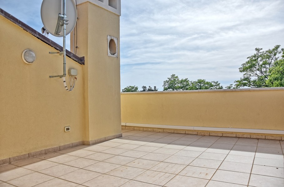 Terrasse à l'étage de la maison en Istrie avec vue mer, à acheter.