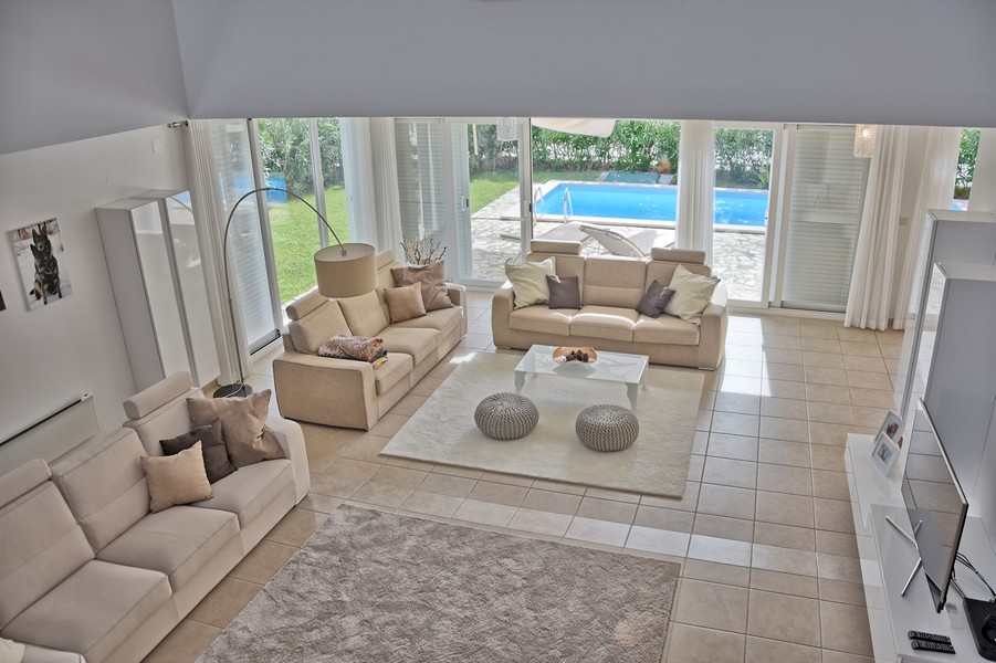 Intérieur moderne d'une maison avec piscine à vendre en Istrie.