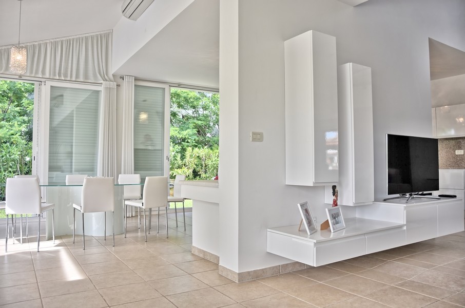 Coin repas élégant dans la maison en Istrie, idéalement située en bord de mer.