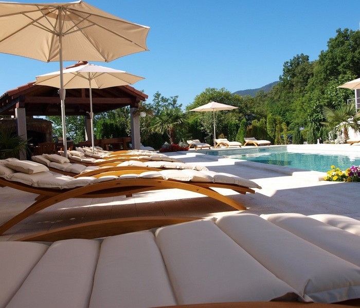 Luxueux espace piscine avec chaises longues près d'un bien en Croatie
