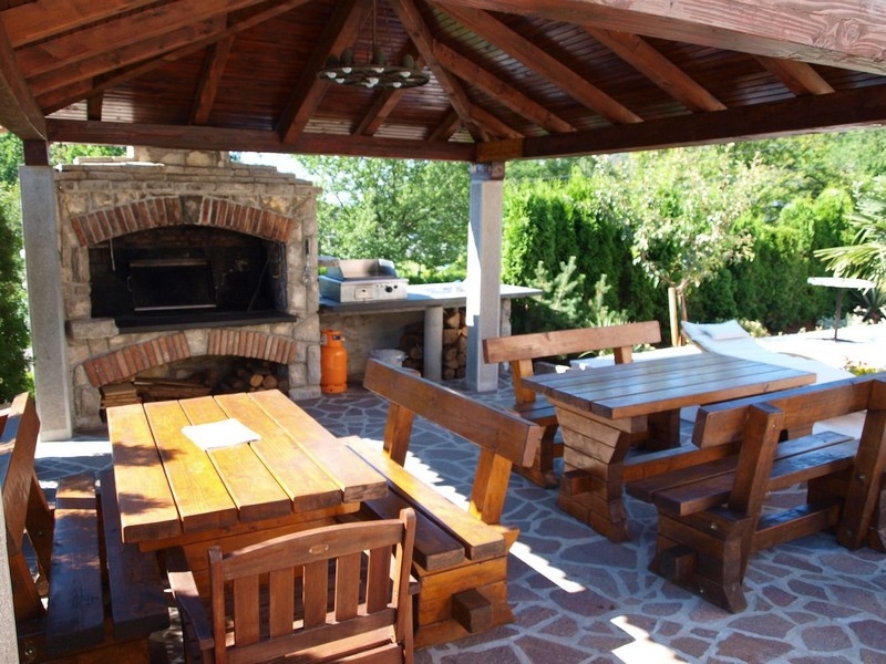 Coin repas extérieur couvert d'un bien en Croatie