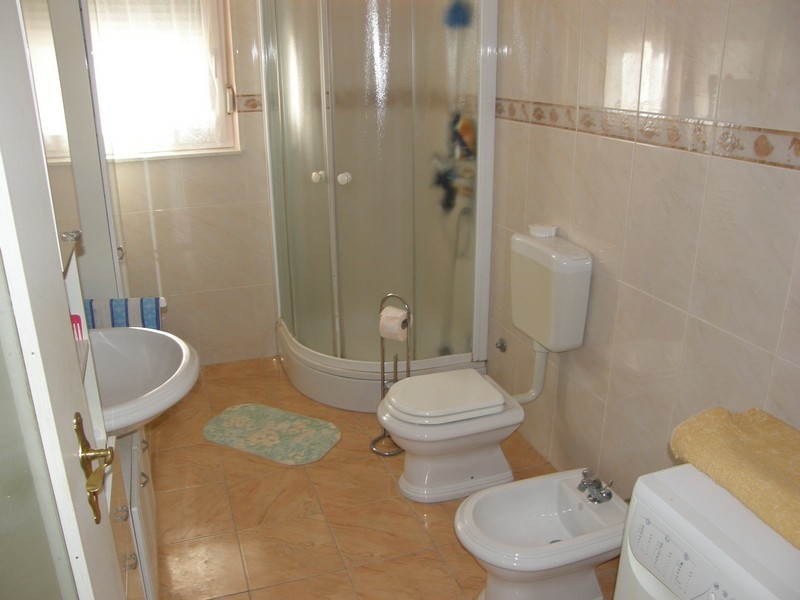 Salle de bains de la villa en Croatie avec cabine de douche et robinetterie traditionnelle