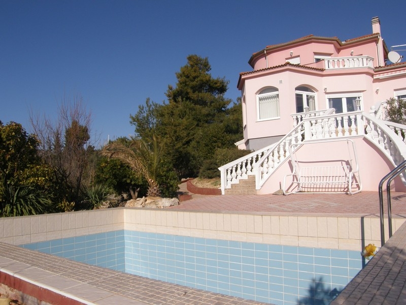 Villa rose en Croatie avec piscine et vue sur la nature environnante