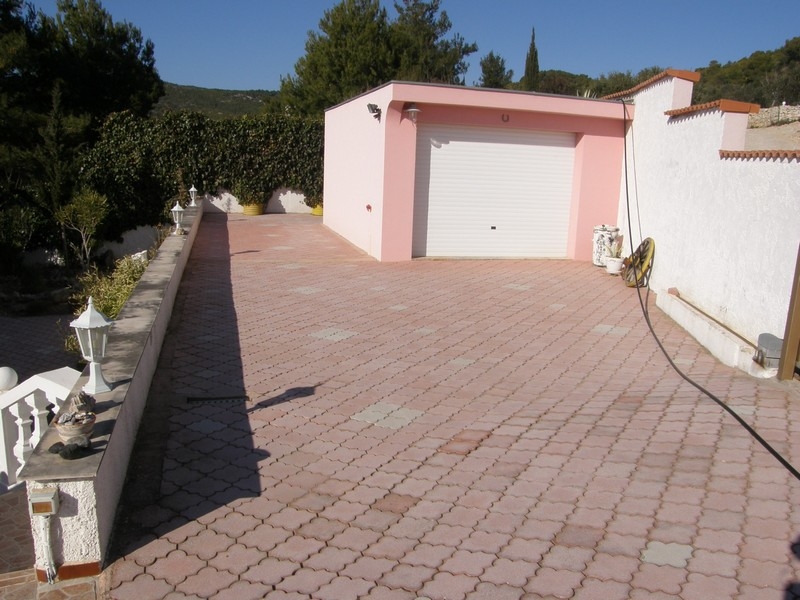 Garage du bien H2901 peint en rose, proposé à la vente en Croatie par Panorama Scouting.