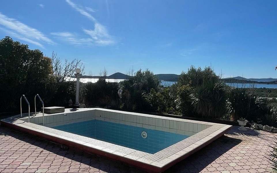 Piscine de la villa en Croatie avec vue sur le paysage environnant