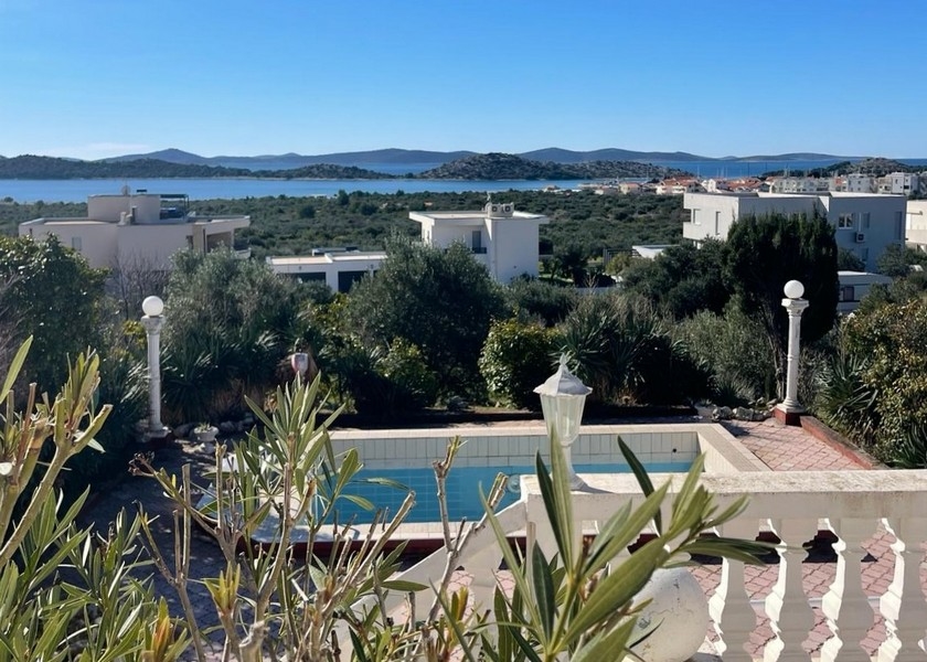 Vue sur la piscine et sur le paysage côtier croate à l'arrière-plan