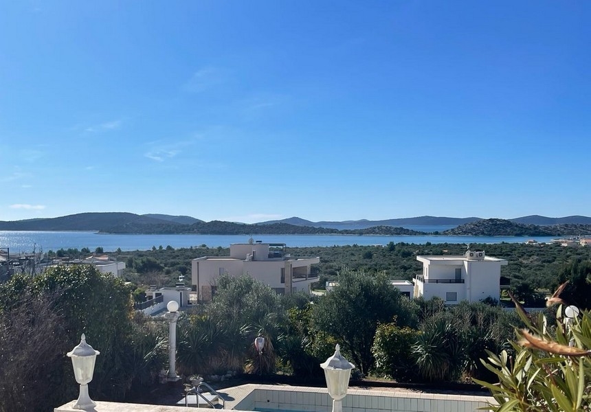 Vue grand angle de la piscine et de la villa avec vue mer au loin en Croatie