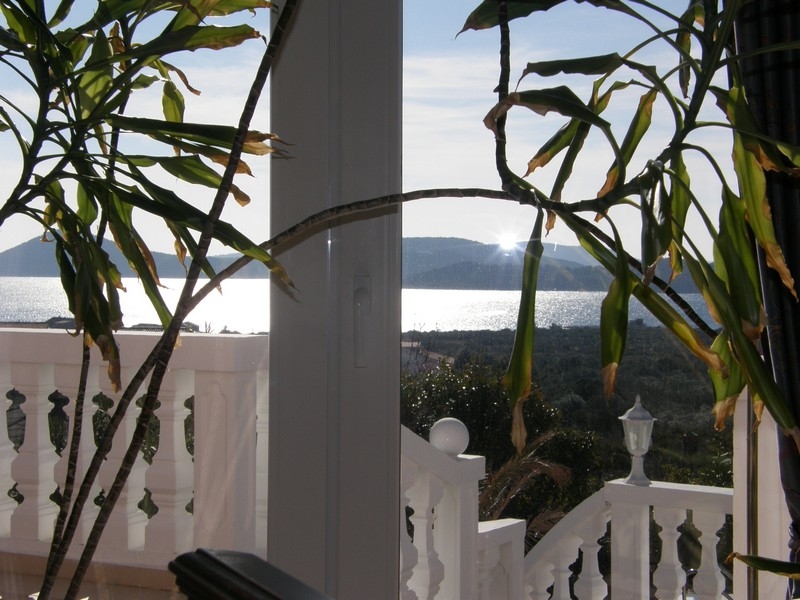 Vue mer à travers les portes-fenêtres ouvertes d'un appartement de la villa croate