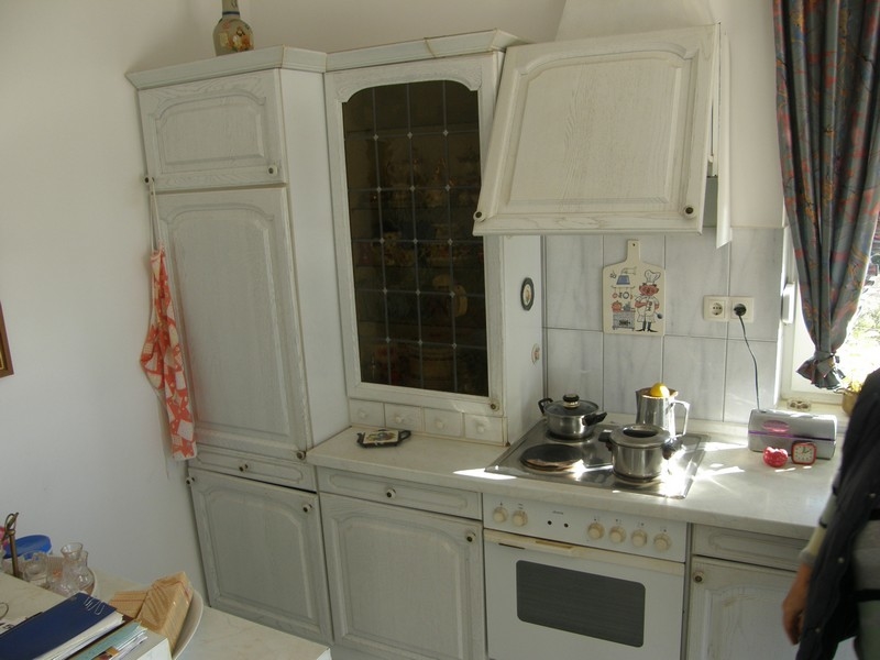 Cuisine blanche traditionnelle avec accents en bois dans la villa en Croatie
