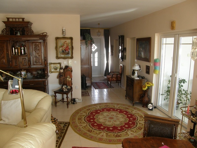 Salon de la villa en Croatie avec aménagement classique et art aux murs