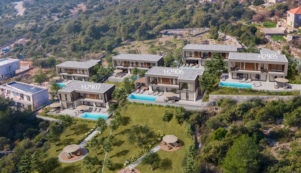 Vue aérienne de villas modernes avec piscines à flanc de colline