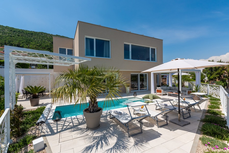 Villa moderne avec piscine et terrasse en Istrie, proposée par Panorama Scouting