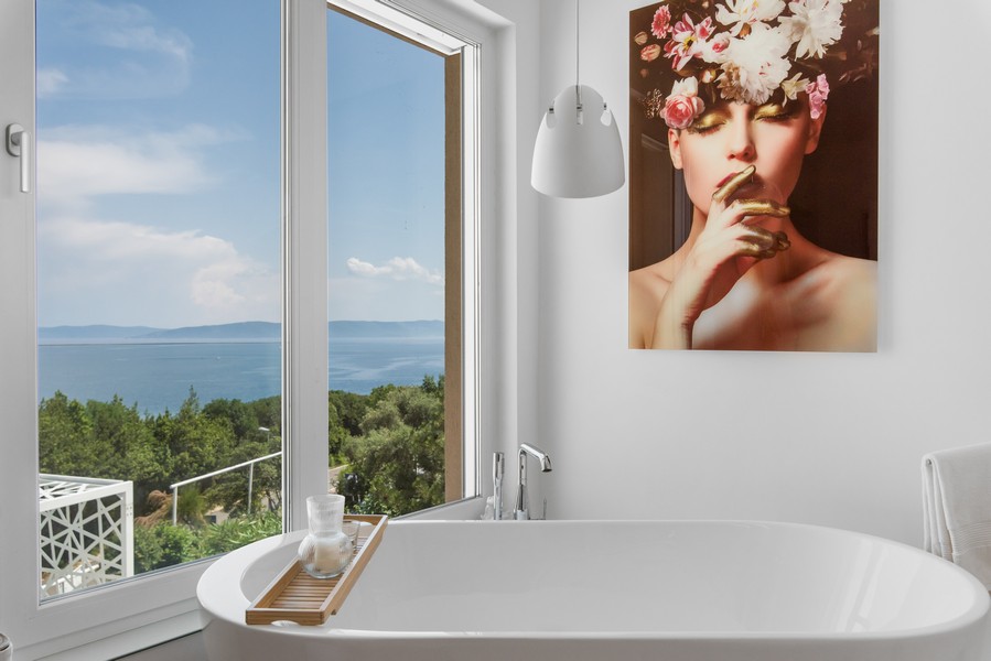 Salle de bains avec baignoire îlot et vue mer dans une villa en Istrie, proposée par Panorama Scouting