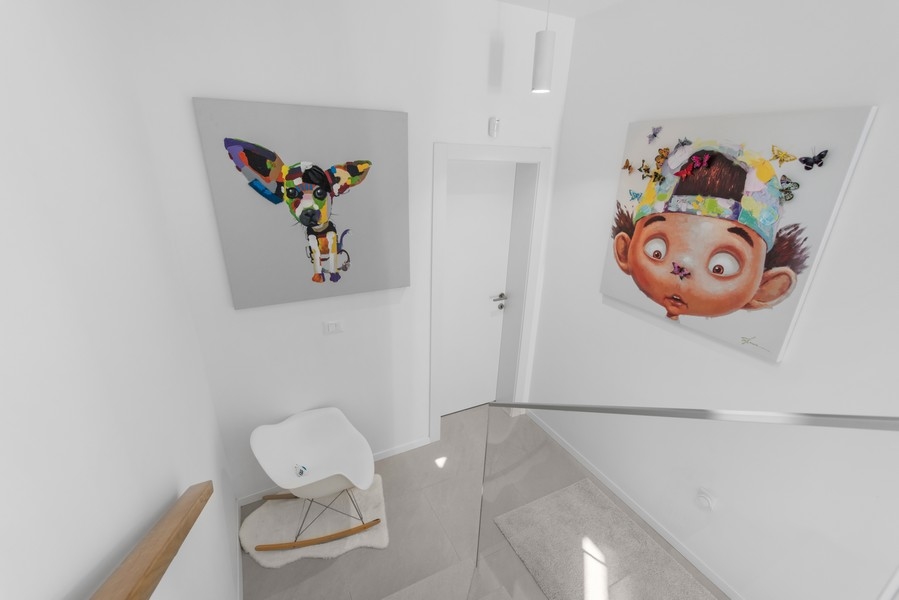 Couloir d'une villa moderne avec des œuvres d'art aux murs en Istrie, à vendre par Panorama Scouting