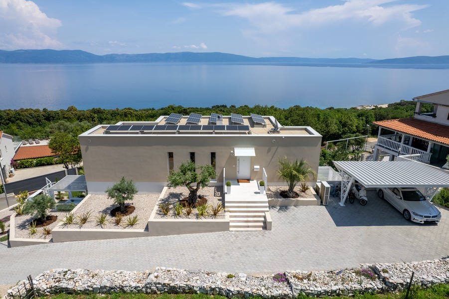Vue aérienne de la villa moderne avec panneaux solaires et places de stationnement en Istrie, proposée par Panorama Scouting