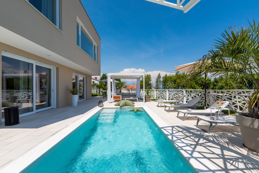 Villa luxueuse avec piscine et espace de détente en Istrie, présentée par Panorama Scouting