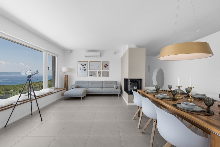 Aménagement intérieur de la villa avec salon et coin repas avec vue mer en Istrie, proposé par Panorama Scouting