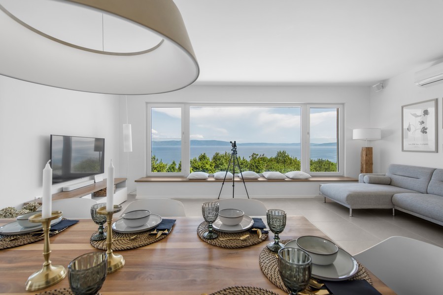 Salon moderne avec baie panoramique donnant sur l'Adriatique en Istrie, agence immobilière Panorama Scouting