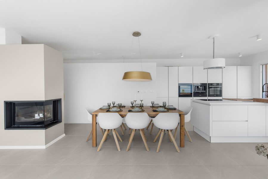 Cuisine ouverte et salle à manger dans une villa moderne en Istrie, à vendre par Panorama Scouting
