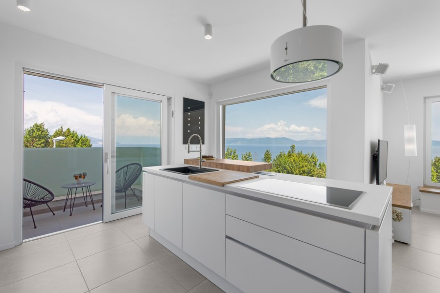 Cuisine claire à l'aménagement moderne et vue mer dans une villa en Istrie, proposée par Panorama Scouting