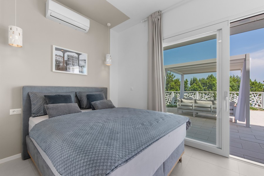 Chambre avec accès direct à la terrasse dans une villa en Istrie, commercialisée par Panorama Scouting