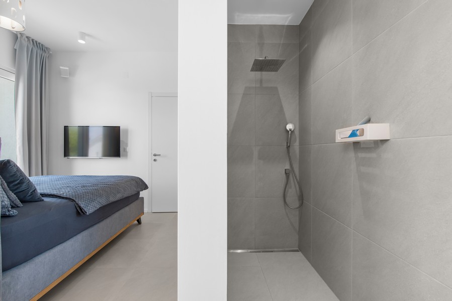 Salle de bains moderne avec douche dans une villa à vendre en Istrie, présentée par Panorama Scouting