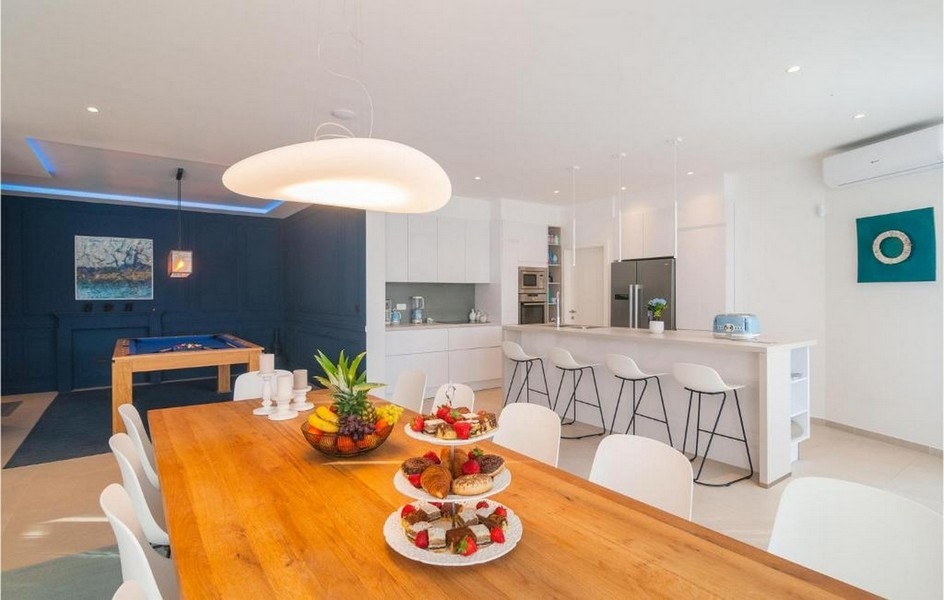 Cuisine et coin repas à l'intérieur moderne dans la villa de luxe sur Brac, Croatie.