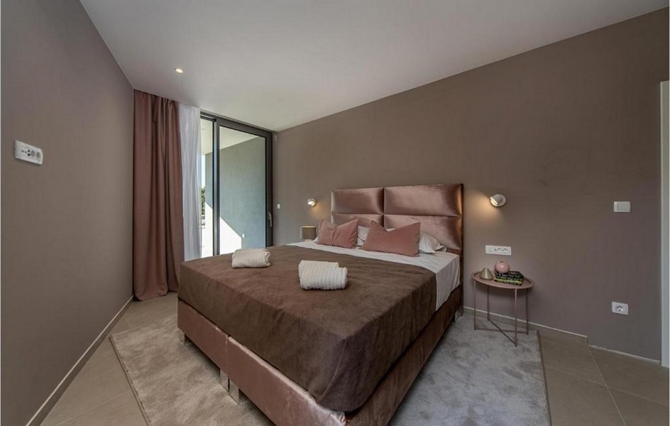 Chambre élégante avec accès à la terrasse dans la villa de luxe sur l'île de Brac.