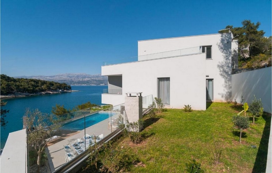 Vue arrière d'une villa de luxe avec jardin et vue mer sur l'île de Brac, Croatie