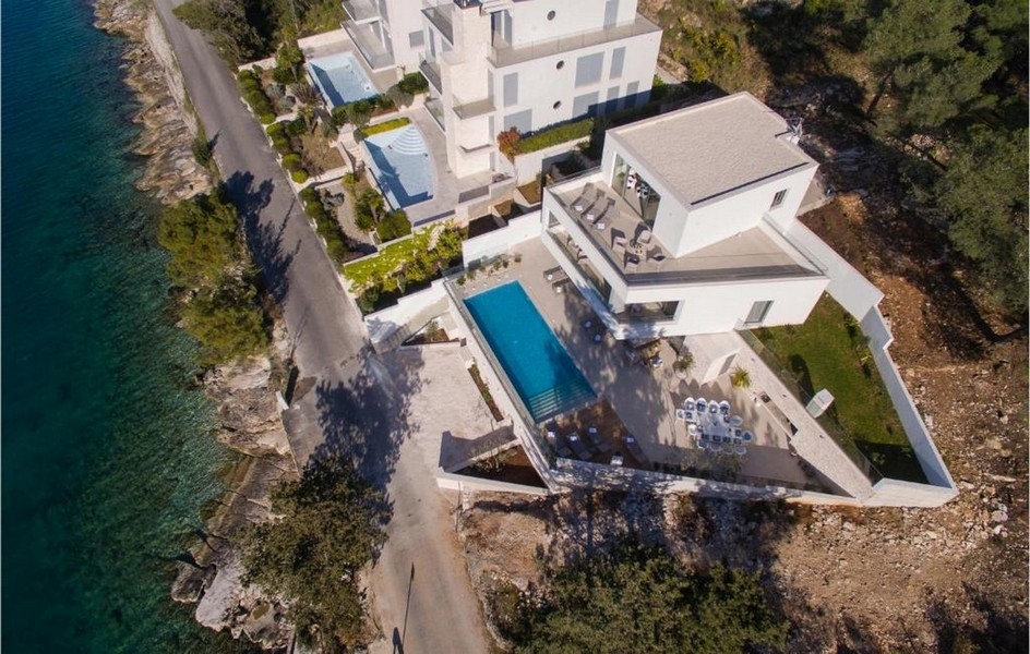 Vue aérienne d'une villa de luxe avec piscine en bord de mer sur l'île de Brac, Croatie