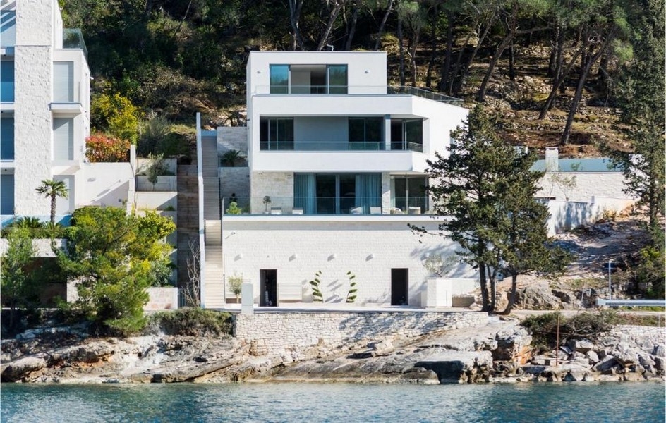 Vue côté mer d'une villa de luxe blanche sur l'île de Brac, Croatie