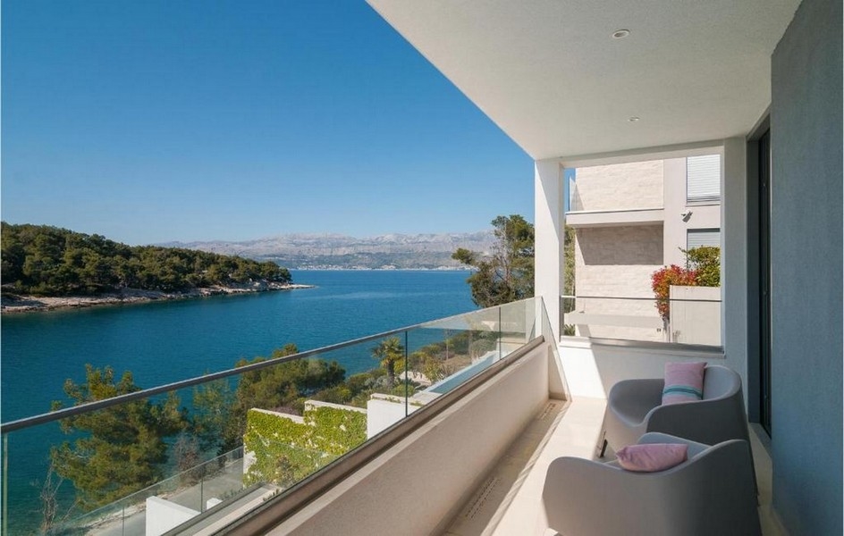 Balcon avec vue sur la mer d'une villa de luxe sur l'île de Brac, Croatie