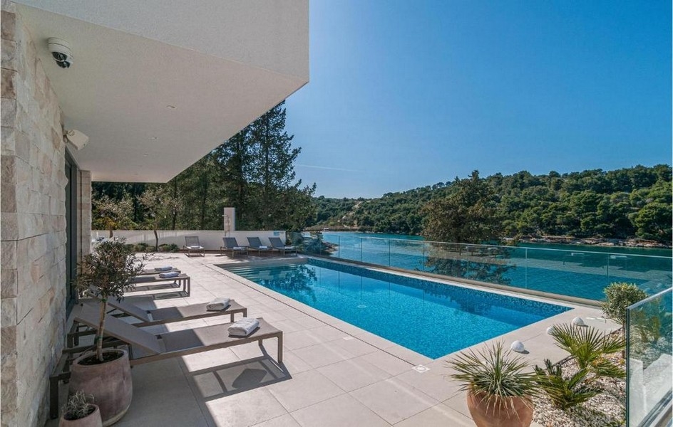 Terrasse de la piscine avec vue sur une baie tranquille sur l'île de Brac, Croatie