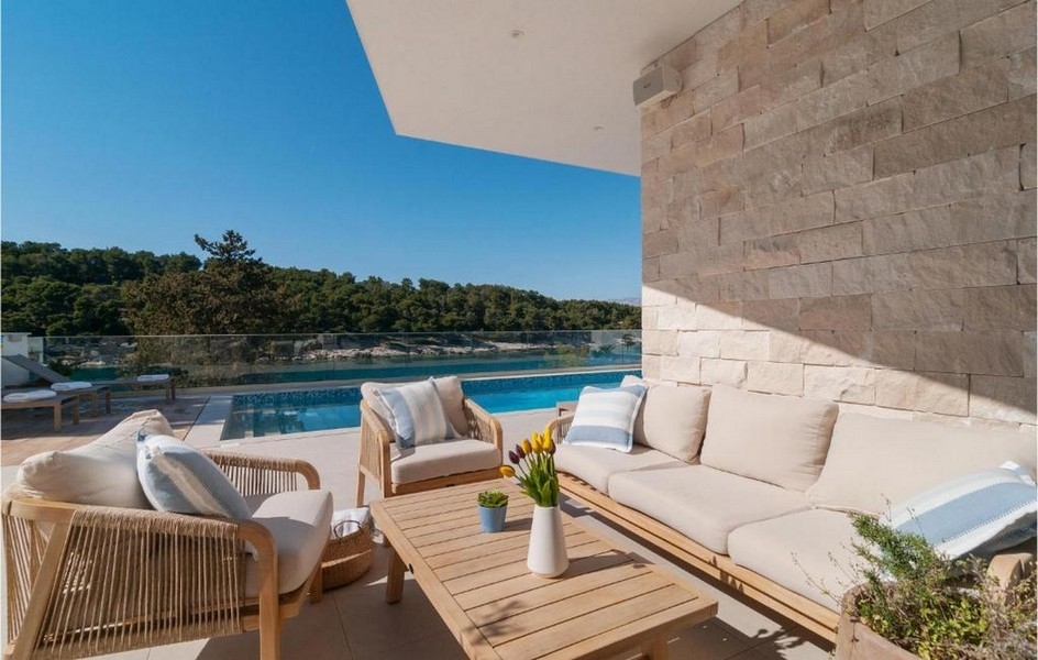 Coin salon extérieur agréable d'une villa de luxe avec vue mer sur l'île de Brac, Croatie